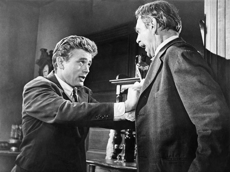 Džeimss Dīns un Reimonds Mesijs filmā “Uz Austrumiem no Ēdenes”, 1955. gads.