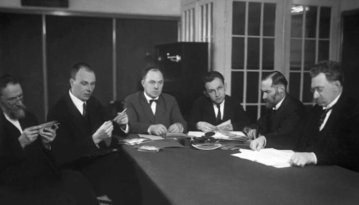 Pieminekļu valdes locekļi. No labās: Augusts Tentelis, Konstantīns Rončevskis, Artūrs Štāls, Frīdrihs Ozoliņš, Pauls Kundziņš un Matīss Siliņš. 1926. gads.