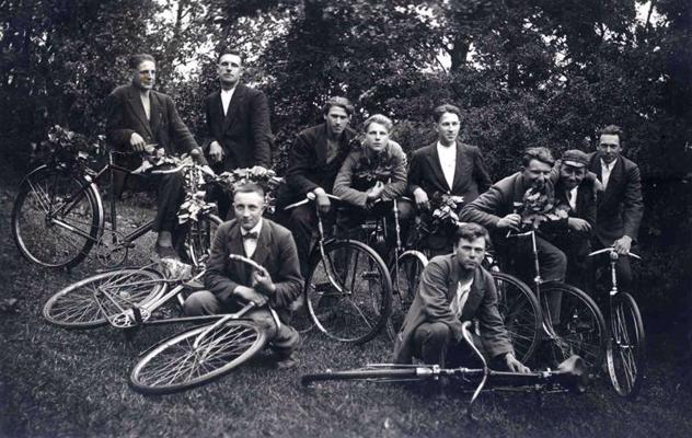 Draugu izbrauciens ar velosipēdiem "Ērenpreiss" pēc iesvētībām. Ap 1924. gadu.