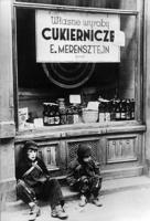 Nobadināti bērni pie konditorijas veikala Varšavas geto vācu okupācijas laikā. 1941. gads.