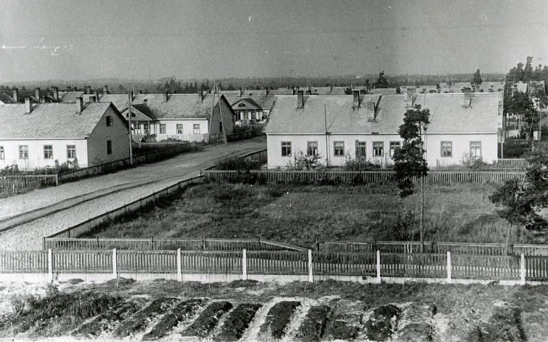 Dzīvojamās mājas Baložos Skolas ielā, priekšplānā skolas dārza dobes. 20. gs. 60. gadi.
