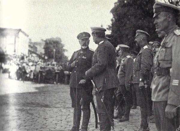 Krievijas Dienvidu bruņoto spēku virspavēlnieks Antons Deņikins un Donas karaspēka atamans ģenerālleitnants Afrikāns Bogajevskis (Африкан Петрович Богаевский) Rostovā pie Donas 1919. gada vasarā.