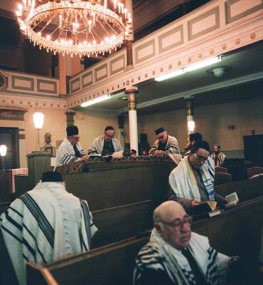 Dievkalpojums Rīgas sinagogā. 1988. gads.