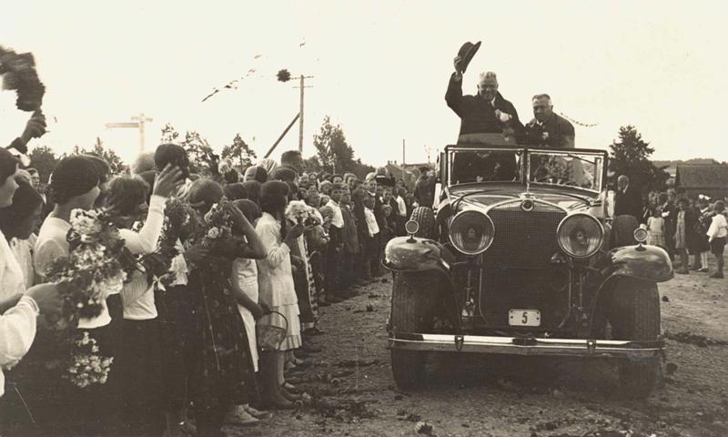 Valsts un ministru prezidents Kārlis Ulmanis un kara ministrs ģenerālis Jānis Balodis, viesojoties kādā no Latvijas vietām. 20. gs. 30. gadu otrā puse.