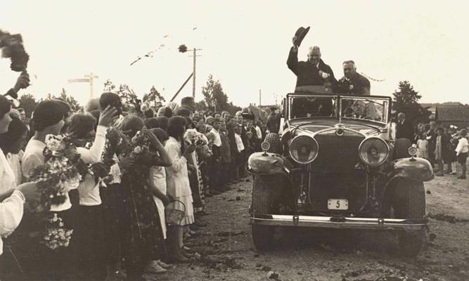 Valsts un ministru prezidents Kārlis Ulmanis un kara ministrs ģenerālis Jānis Balodis, viesojoties kādā no Latvijas vietām. 1930. gadu 2. puse.