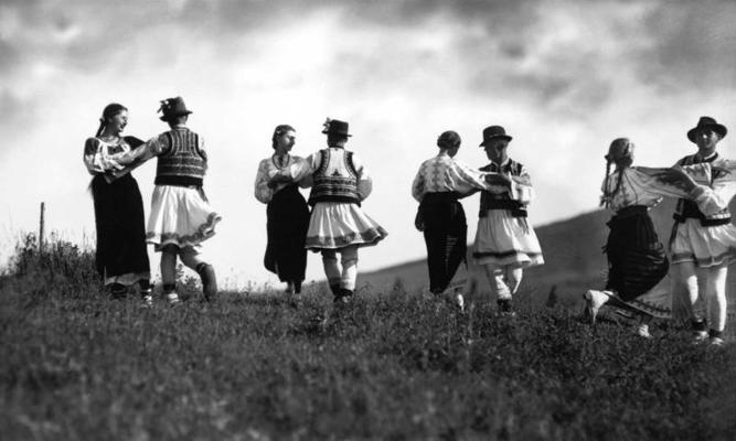 Tautas deja nacionālajos tērpos. Bistricas ieleja, Rumānija. 20. gs. 20.–40. gadi.