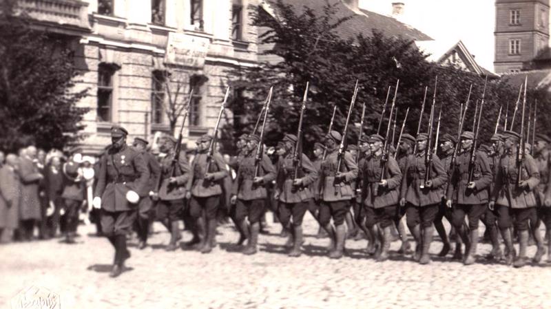 Ceļā uz parādi. Karavīriem britu šautenes Lee-Enfield Mk I* ar uzliktiem durkļiem. Rīga, 1919. gada septembris.