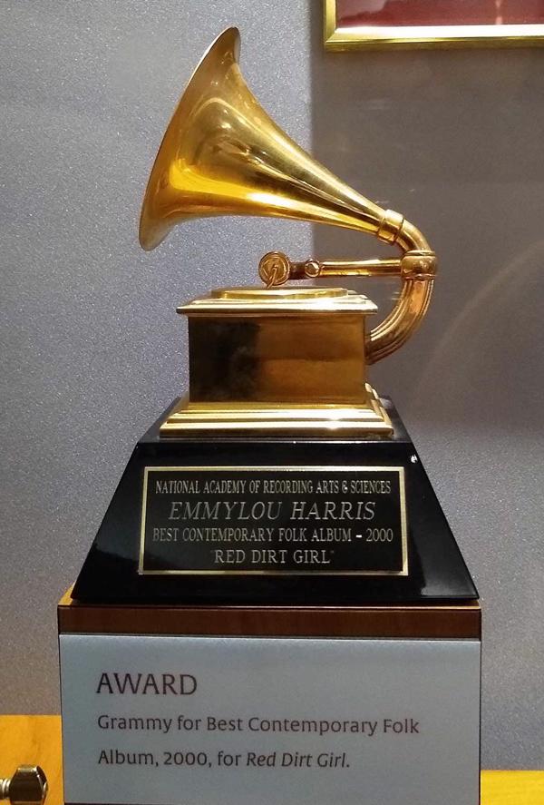 Grammy balva, kas 2000. gadā kategorijā Labākais laikmetīgā folka albums piešķirta Emilū Herisas (Emmylou Harris) albumam Red Dirt Girl. Našvila, Tenesī pavalsts, ASV, 11.2018.