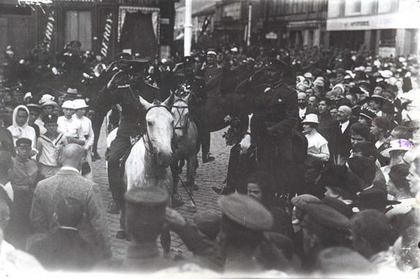 Ziemeļlatvijas brigāde ienāk Rīgā. Iedzīvotājus sveic pulkvedis Jorģis Zemitāns. 06.07.1919.