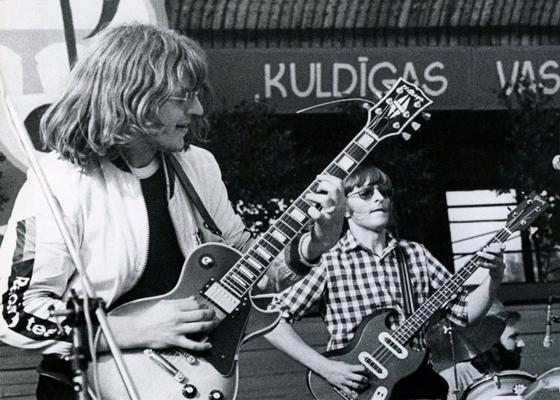 No kreisās: Juris Kulakovs un Juris Sējāns no grupas "Pērkons" koncertā Kuldīgas estrādē, 07.1981.