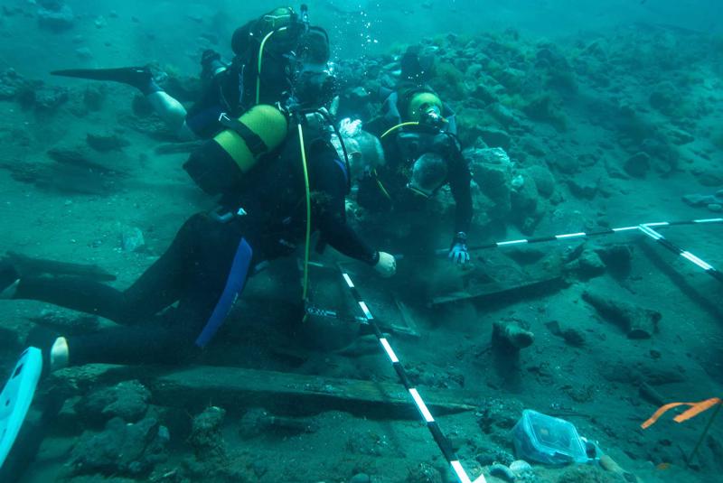 Turcijas kultūras un tūrisma ministrs Mehmets Nuri Ersojs (Mehmet Nuri Ersoy) nirst, lai redzētu darbus 24 metrus garajā kuģa vrakā, kas atrodas trīs metru dziļumā. Tas tika atklāts zemūdens arheoloģiskajos izrakumos Kizlanas rajonā Datčā, Mulā, Turcijā. 10.09.2021.