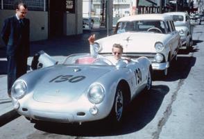 Džeimss Dīns savā automašīnā Porsche 550 Spyder. Losandželosa, ASV, 1955. gads.