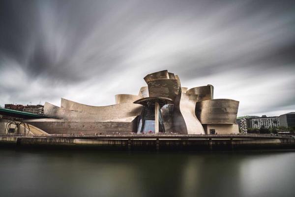 Arhitekta Frenka Gērija projektētā Gugenheima muzeja ēka Bilbao. Spānija, 08.2017.