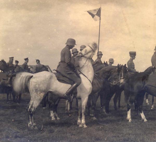 Bermonta armijas jātnieki parādē. 01.09.1919.