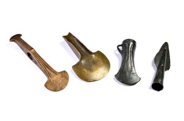 Bronzas laikmeta bronzas ieroči: cirvji un šķēps.