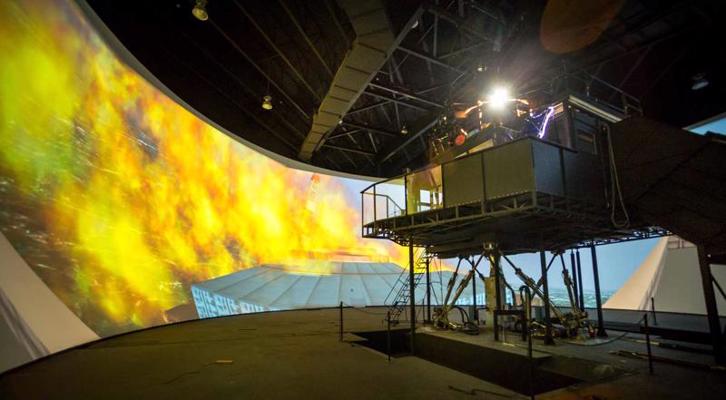 Skats uz kuģa vadības telpas modeli un 360º projekcijas ekrānu, uz kura simulēts kuģa ugunsgrēks. Jūras tehnoloģiju un maģistra studiju institūts (The Maritime Institute of Technology and Graduate Studies, MITAGS). Amerikas Savienotās Valstis, 03.03.2015.