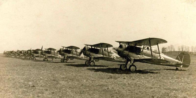 Aviācijas pulka Gloster-Gladiator II divplākšņu iznīcinātāji. 1930. gadu beigas.
