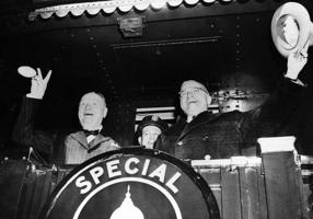 No kreisās: Lielbritānijas premjerministrs Vinstons Čērčils kopā ar ASV prezidentu Hariju Trūmenu pirms došanās uz Fultonu Misūri pavalstī, kur V. Čērčils teica pazīstamo runu, brīdinot par dzelzs priekškara briesmām. ASV, 04.03.1946.