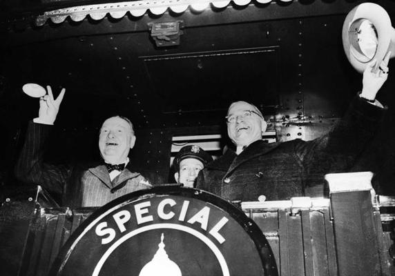 No kreisās: Lielbritānijas premjerministrs Vinstons Čērčils kopā ar ASV prezidentu Hariju Trūmenu pirms došanās uz Fultonu Misūri pavalstī, kur V. Čērčils teica pazīstamo runu, brīdinot par dzelzs priekškara briesmām. ASV, 04.03.1946.