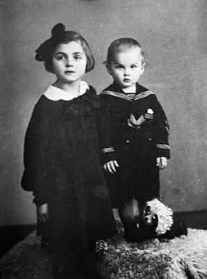 Haralds Ritenbergs bērnībā ar māsu Annu. 20. gs. 30. gadi.
