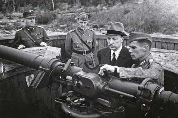 Pulkvežleitnants Karls Oke Slērs (Karl Åke Slöör) Somijas prezidentam Risto Riti (otrais no labās) demonstrē pretgaisa aizsardzības ieročus. 1941. gads.