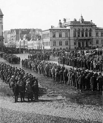 Sagūstīto Sarkanās gvardes cīnītāju reģistrēšana Tamperes laukumā. 06.04.1918.