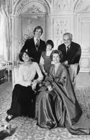 Monako karaliskā ģimene tās 20. kāzu jubilejā. No kreisās sēž: princese Karolīna un princese Greisa, stāv: princis Alberts, princese Stefānija un princis Renjē III. Monako, 26.04.1976.