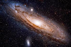Andromedas galaktika ir liela un tuva spirālveida galaktika. Tā vērsta ieslīpi pret mums. 2019. gads.