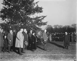Amerikas Savienoto Valstu prezidents Kelvins Kūlidžs (Calvin Coolidge), iededzot pirmo Nacionālo Ziemassvētku egli. Vašingtona, 24.12.1923. 