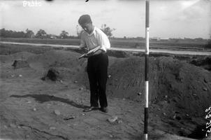 Arheologs Ādolfs Karnups zīmē atsegtu kapu Smukumu senkapos arheoloģisko izrakumu laikā. Grobiņas pagasts, 1929. gads.