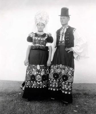 Līgava un līgavainis tradicionālā kāzu tērpā. Ungārija, 20. gs. sākums.