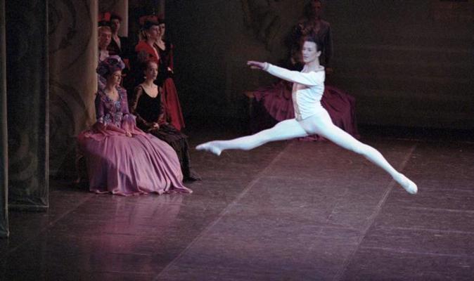 Aina no Pētera Čaikovska baleta "Gulbju ezers". Latvijas Nacionālā opera un balets, 2012. gads.