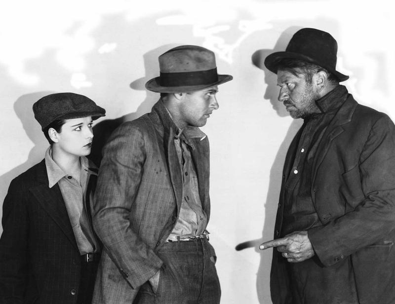 Luīze Bruksa, Ričards Ārlens (Richard Arlen) un Volless Bīrijs (Wallace Beery) filmā "Nabagu dzīves", 1928. gads.