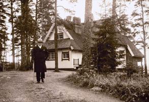 Žans Sibēliuss pie ģimenes mājas Ainola. Jervenpē, Somija, 20. gs. 30. gadi.