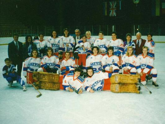 Latvijas sieviešu hokeja izlase pēc uzvaras Eiropas čempionāta B grupas turnīrā Kijivā, 1993. gads.