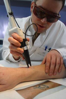 Pacients tiek ārstēts ar lāzera starojumu. Esene, Vācija, 2005. gads.