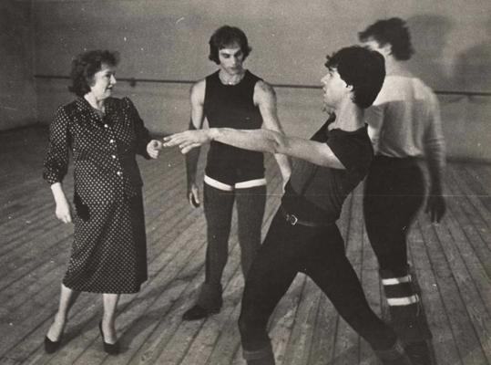 Baletmeistare Janīna Pankrate mēģinājuma laikā. Rīga, 20. gs. 80. gadi.