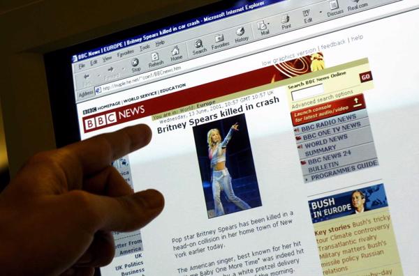 Viltus vietne BBC News, kas vēsta par popdziedātājas Britnijas Spīrsas (Britney Jean Spears) nāvi. Londona, Anglija, 13.06.2001.