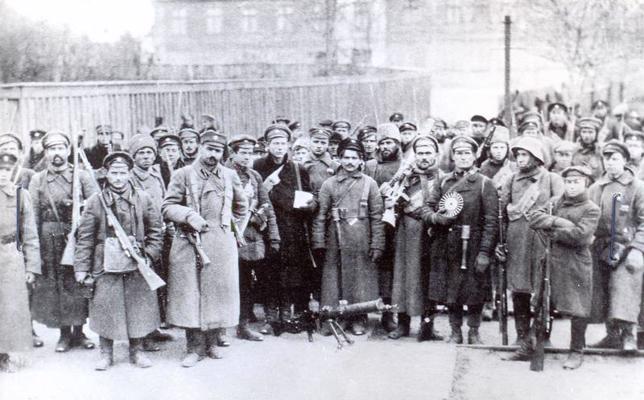 Latvijas armijas karavīri Pārdaugavā pēc bermontiešu padzīšanas. 11.11.1919.