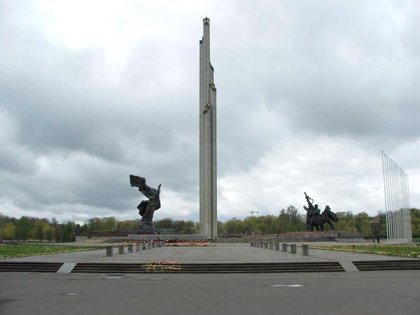 Piemineklis Padomju karavīriem Uzvaras parkā. Rīga, 11.05.2007.