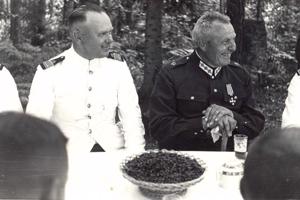 Ģenerālis Krišjānis Berķis un admirālis Teodors Spāde pie pusdienu galda Kara flotes saviesīgā pasākumā. 20. gs. 30. gadi.