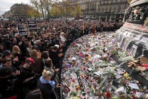 Cilvēki ar klusuma brīdi Republikas laukumā Parīzē piemin teroraktu upurus. Parīze, 16.11.2015.