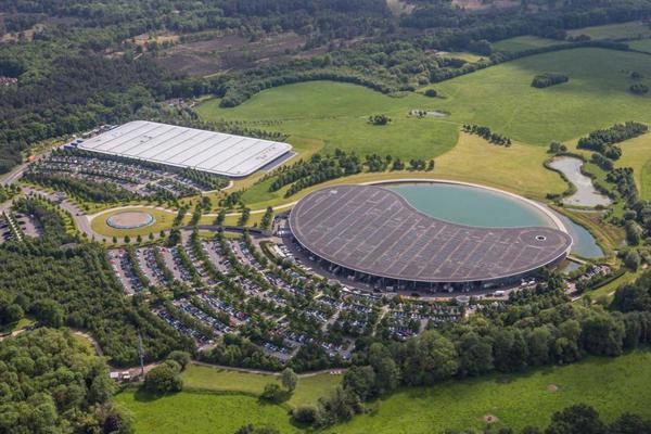 McLaren Tehnoloģiju un ražošanas centrs. Vokinga, Lielbritānija. 2017. gads.