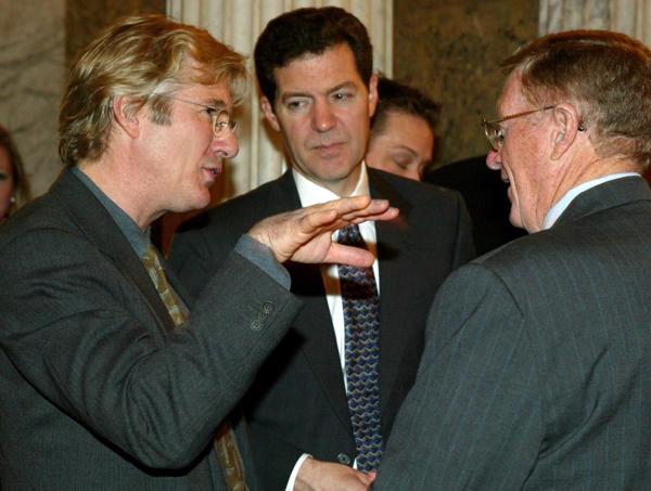 No kreisās: aktieris Ričards Gīrs (Richard Gere) lobē tibetiešu intereses sarunā ar senatoru Petu Robertsu (Pat Roberts) un Konredu Bērnsu (Conrad Ray Burns). Vašingtona, ASV. 12.11.2003.