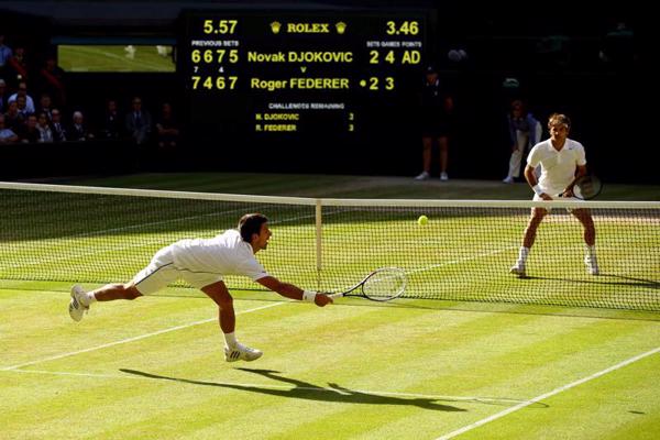Serbu tenisists Novāks Džokovičs (Novak Djokovic) Vimbldonas tenisa turnīra vīriešu vienspēļu finālā pret šveicieti Rodžeru Federeru. Anglija, 06.07.2014.