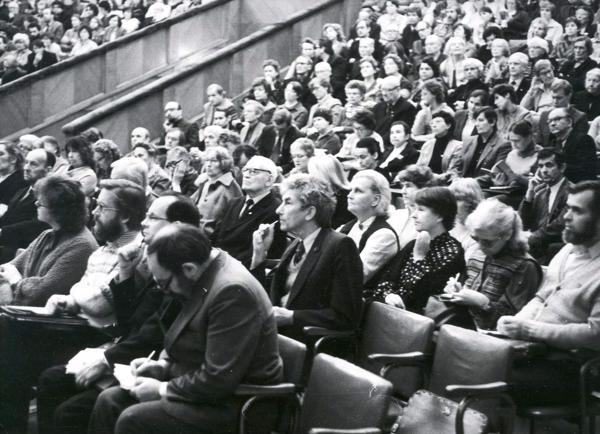 Krišjāņa Barona 150 gadu atcerei veltītās zinātniskās konferences “Tautasdziesma un mūsdienu kultūra” apmeklētāji Latvijas PSR Zinātņu akadēmijas Konferenču zālē. Centrā – dzejnieks Imants Ziedonis. 1984. gads.
