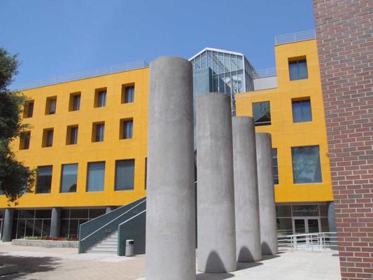 Arhitekta Frenka Gērija projektētā Lojolas Juridiskās skolas ēka Losandželosā, Kalifornijā. 05.2014.