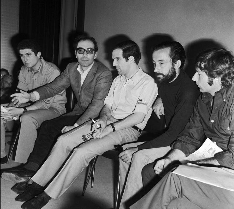 No kreisās: Klods Lelušs (Claude Lelouch), Žans Liks Godārs, Fransuā Trifo (Francois Truffaut), Luijs Mals (Louis Malle) un Romans Polaņskis (Roman Polański) preses konferencē Kannu kinofestivālā. Francija, 1968. gads.