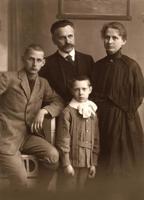 Anšlavs Eglītis (sēž), blakus stāv vecāki Marija un Viktors un brālis Vidvuds, 20. gs. 20. gadu sākums.