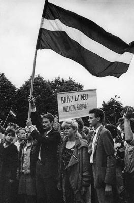 Latvijas cilvēktiesību aizstāvības grupas “Helsinki-86” organizētais mītiņš deportācijas upuru piemiņai Rīgā, 14.06.1988.